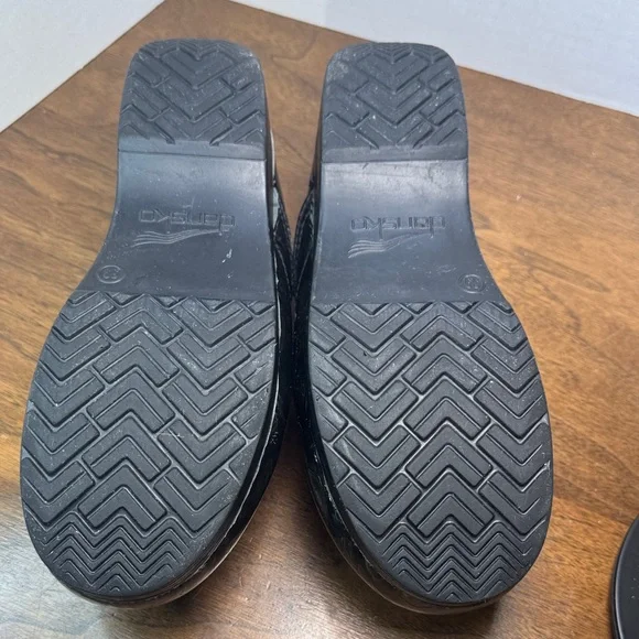 Dansko Tooled Shiny Black Leather Floral Clogs Slip-on Shoes, sz 39, 8-8.5 - Picture 10 of 16